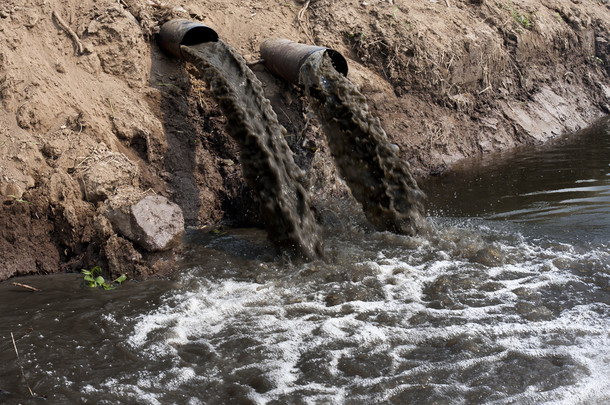 河流水污染是因为工业化生产在排水前不<strong>处理</strong>水