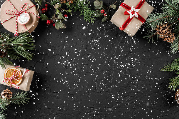 创意布局框架由圣诞树树枝, 松果, 黑暗背景上的礼物。圣诞节和<strong>新年</strong>主题, 雪。平面布局, 顶部视图, 宽构图