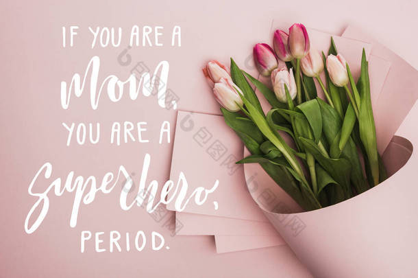 用粉红背景的纸包着春天<strong>郁金香</strong>的头像，如果你是个妈妈，你就是个超级英雄的例证