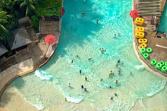 顶视图的游客很多水上公园玩得开心游泳池