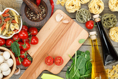 新鲜的食材烹饪： 意大利面、 番茄、 蘑菇和香料