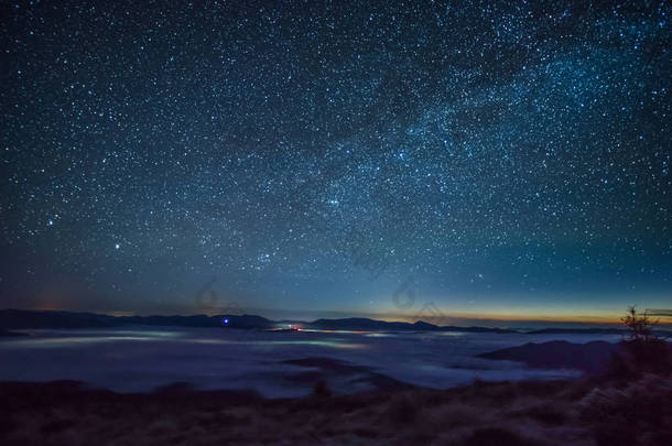 星空背景下山上的雾