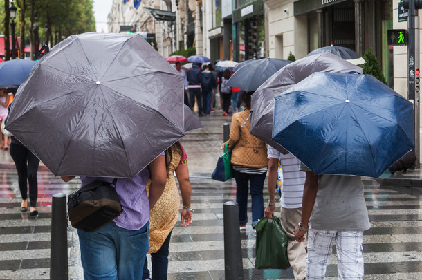 城市马路下雨天雨遮阳伞的人