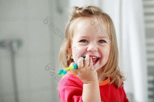 小女孩洗她的牙齿