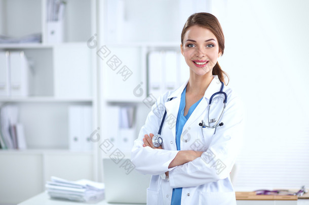 穿着白衣站在医院的年轻女医生的画像