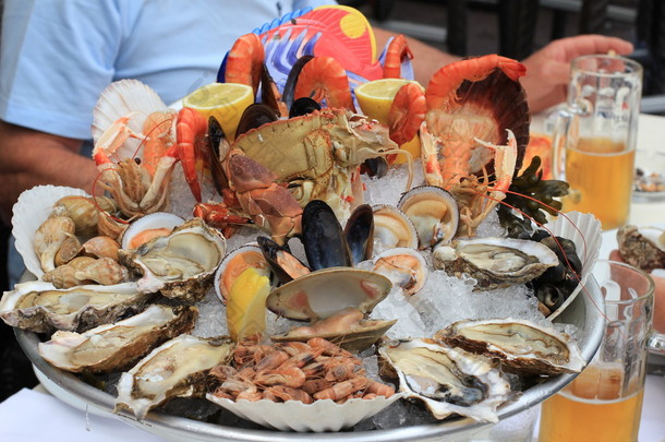 新鲜的牡蛎、 蛤蜊、 螃蟹、 虾、 螺海鲜自助餐
