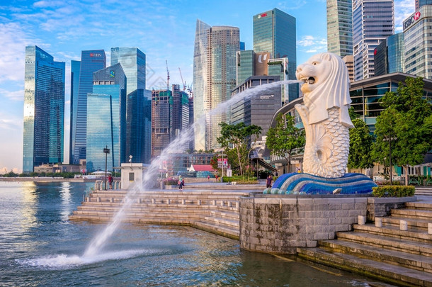 新加坡, 新加坡-2016年5月21日: 鱼尾雕像在滨海湾, 著名<strong>的</strong>营销偶像新加坡描绘