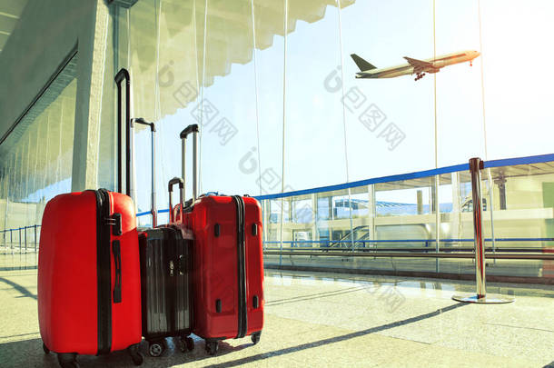 堆栈的旅行行李在机场码头和客运解放军