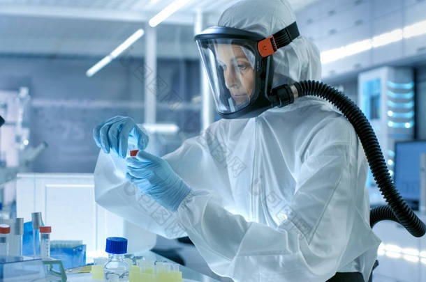 医学病毒学研究科学家从事与穿上防护衣 