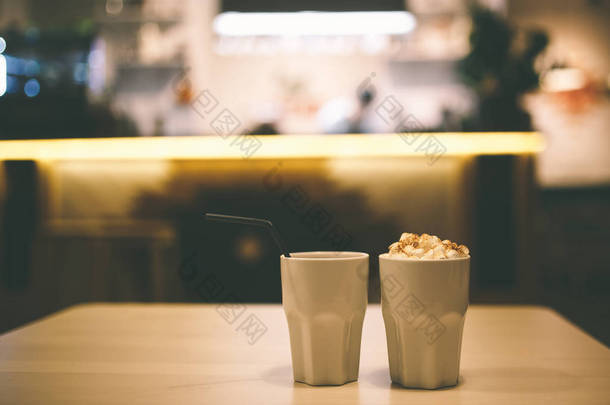 可可和在一家咖啡馆的白色杯子里的果汁软糖