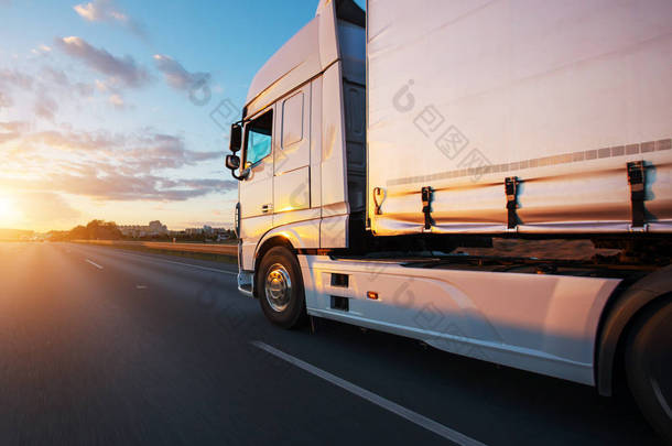 装载欧洲卡车在机动车路在美丽的日落光。论道路运输与货运.