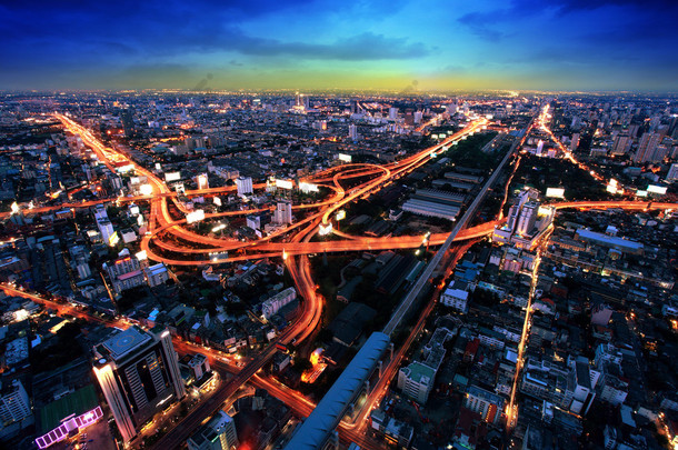 顶视图中，泰国曼谷高速公路和公路