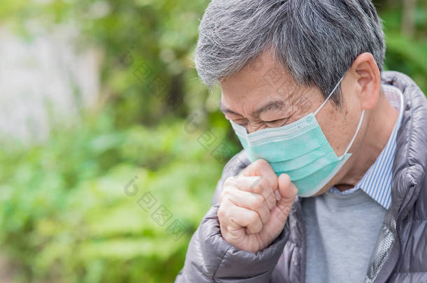 老人感冒了,戴着面具在户外