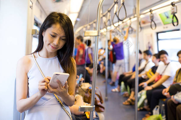 火车车厢内使用手机的女人
