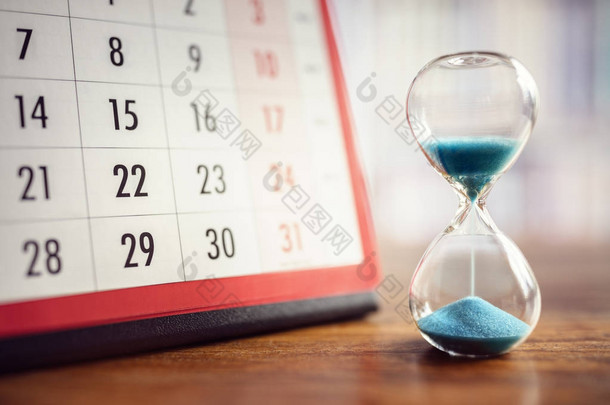 因重要的约会日期、时间表及截止日期而错过时间的时间玻璃及日历概念
