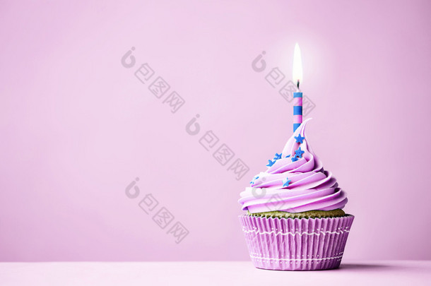紫色的生日蛋糕