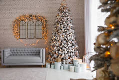 有装饰过的圣诞树的客厅的漂亮内部