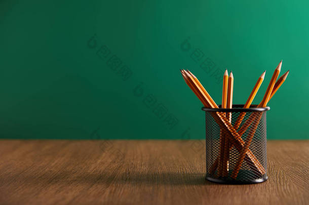 背景上有<strong>绿色</strong>黑板的木桌铅笔