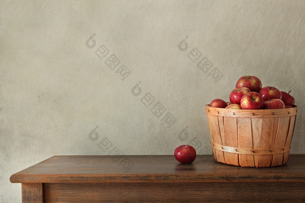 木制桌子上的新鲜苹果