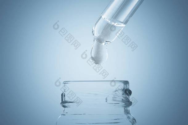 从移液器滴入<strong>玻璃瓶</strong>