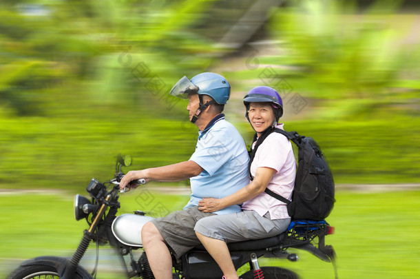 年长的夫妇驾驶摩托车与<strong>动态背景</strong>