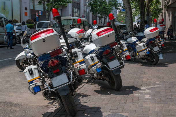 Motobikes 警察站大楼附近街道上的中国警察