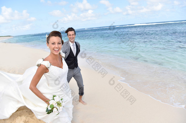 夫妇在加勒比海滩上运行