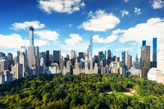 纽约城-中央公园视图到曼哈顿公园在阳光灿烂的日子-惊人鸟类查看