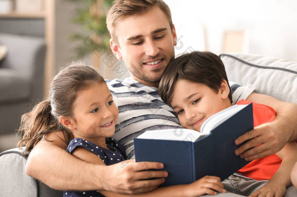 小男孩和他的孩子们在家<strong>看书</strong>