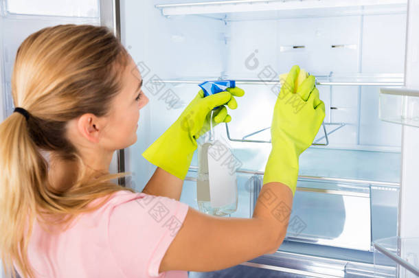 女人清洗冰箱