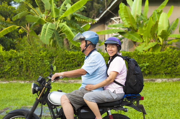 亚洲的年长夫妇<strong>驾驶</strong>摩托车旅行