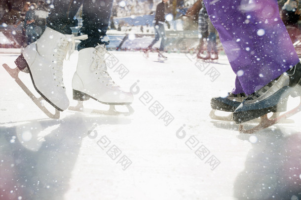 特写滑冰鞋在溜冰场溜冰户外
