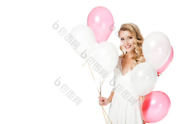 微笑年轻新娘与粉红色和白色气球隔离白色
