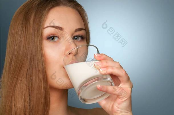 年轻女子喝牛奶