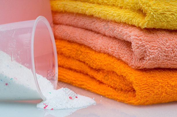 洗涤剂清洗机，洗衣用毛巾在白色的背景.
