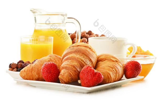早餐用牛角杯咖啡和水果