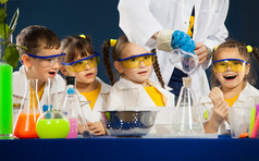 快乐的孩子，做科学实验在实验室里的科学家