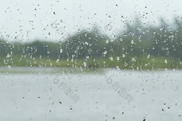 窗外下雨的窗口视图