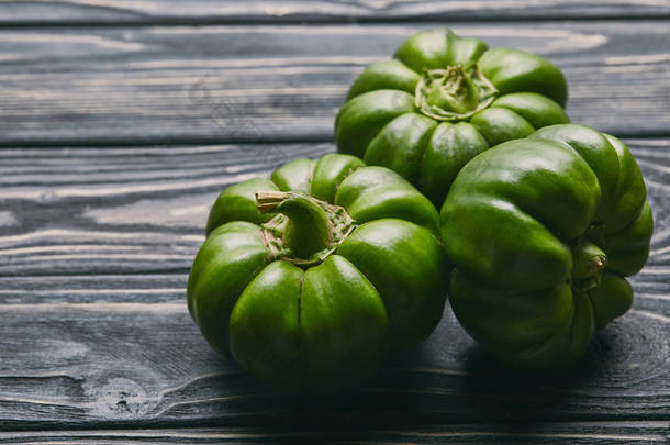 黑木桌上的一束<strong>绿色</strong>的甜椒
