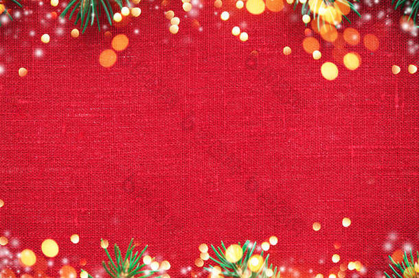 圣诞框架与圣诞树和装饰品在红色帆布背景