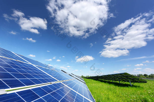 蓝天背景的太阳能电池板