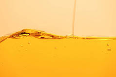 浇注黄色明亮液体，气泡隔离在黄色