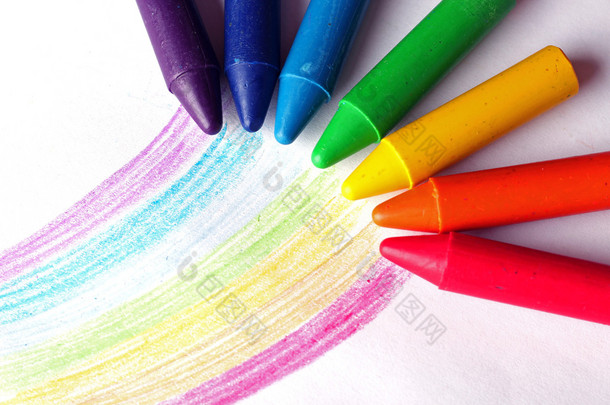 石油蜡笔蜡笔躺在纸上，画彩虹