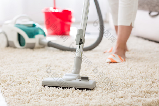 吸灰色地毯清洗与真空吸尘器