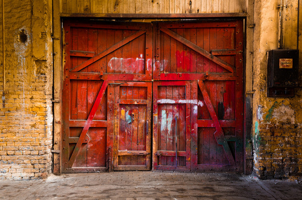 在工业内部旧<strong>红色</strong>木质门