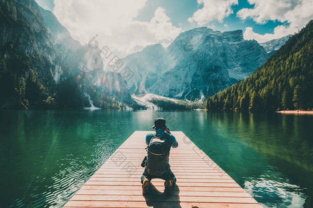 旅游徒步<strong>旅行</strong>者拍照<strong>的</strong> Braies 湖 (湖泊 di Braies) 在白云岩山脉, 意大利。徒步<strong>旅行</strong>和探险.