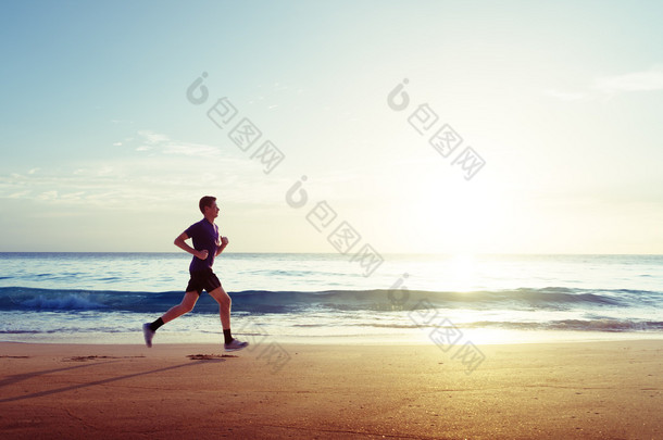 日落时在热带海滩上奔跑的人