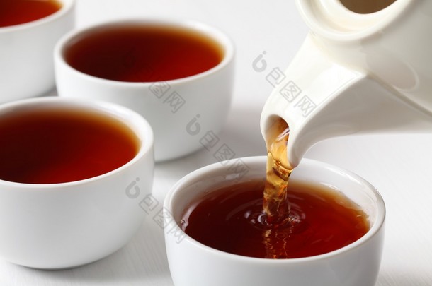 茶杯子和浇注<strong>红茶</strong>.