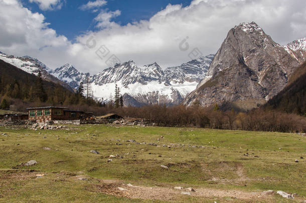 四姑娘山 （山四姑娘山） 风景名胜区是位于<strong>中国</strong>西部和四川省，<strong>中国</strong>羌族自治州未遭破坏的荒野公园