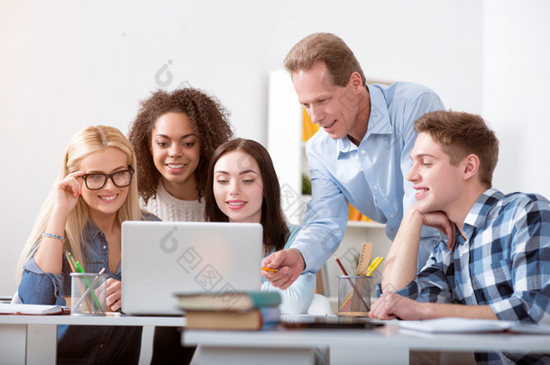 老师讲解学生在教室里